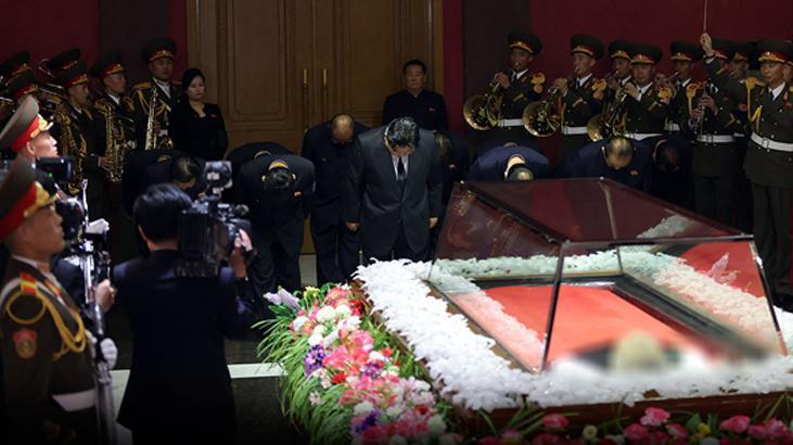 Cam tabutun önünde başını eğdi! Ülkeyi arka plandan yöneten ‘gölge lider’ öldü