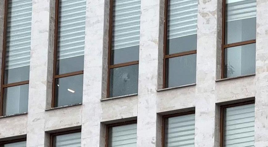 Arnavutköy’de hareketli dakikalar! Kaymakamlık camına kurşun isabet etti