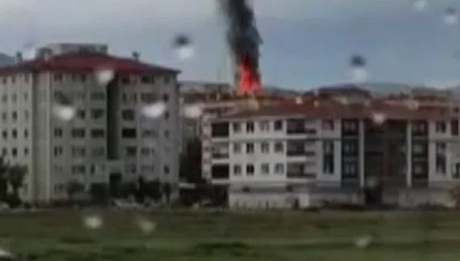 Elektrik Panosu Patladı, Binanın Çatısında Yangın Çıktı