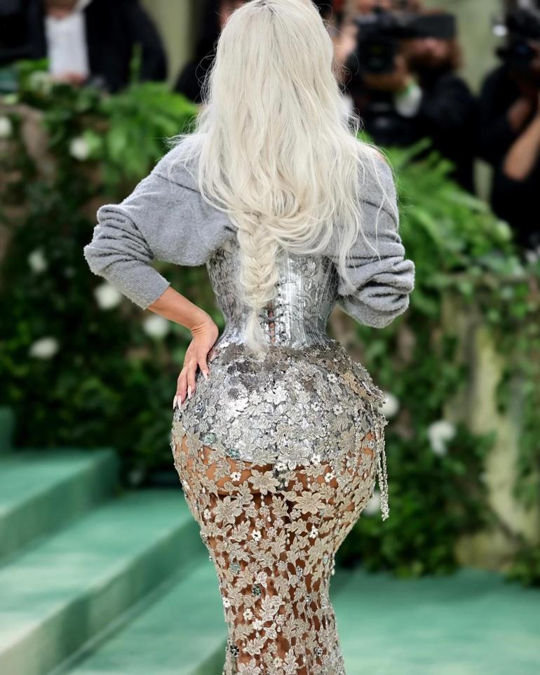 Met Gala'ya Kim Kardashian damgası! Korsesinin darlığı alay konusu oldu