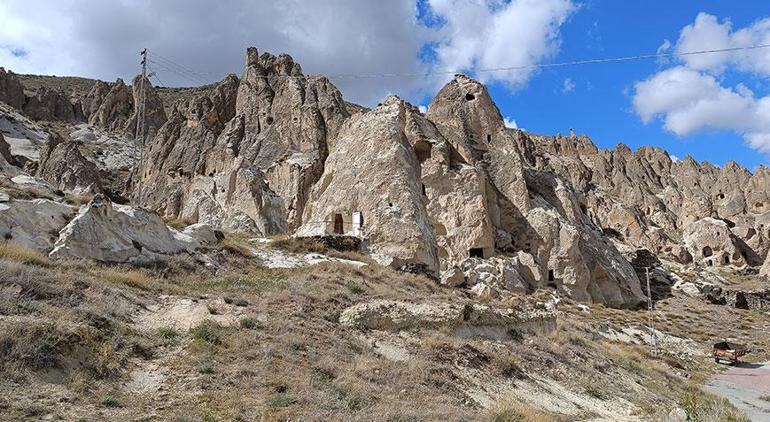 Tam 200 yıllık! Emekli banka müdürü yazları peribacasında yaşıyor