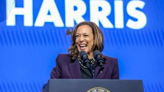 Harris Rekor Bağış Topladı, Trump Kriptoculara Göz Kırptı