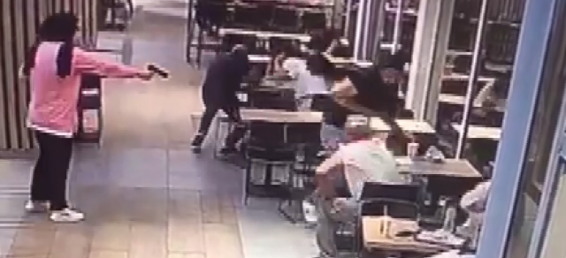 Aksaray’da Korkunç Olay: Kadın Kafede Oturan Adama Kurşun Yağdırdı