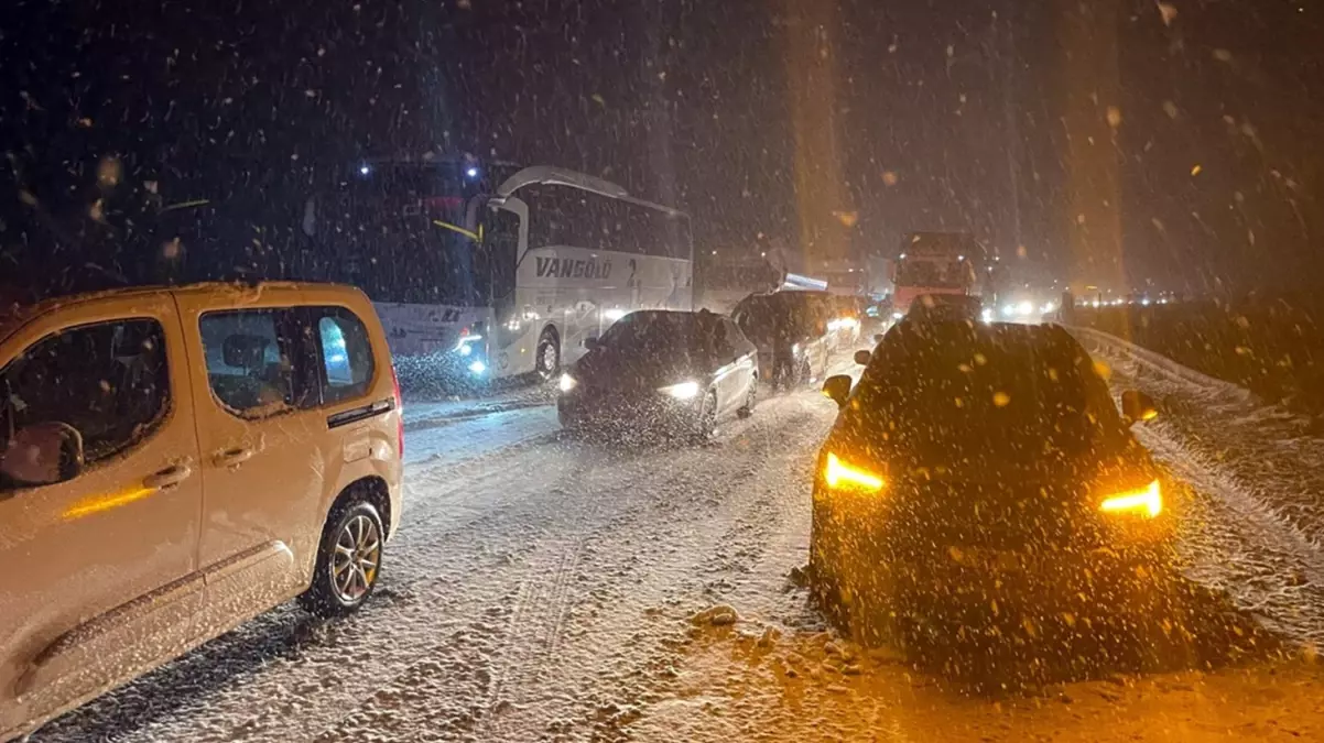 Bolu’da Kar Fırtınası! TEM Otoyolu Trafiğe Kapanarak Zorluklar Yarattı