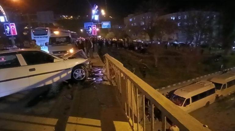Şanlıurfa'da feci kaza! Kamyon çarptığı otomobille birlikte üst geçitten aşağı düştü