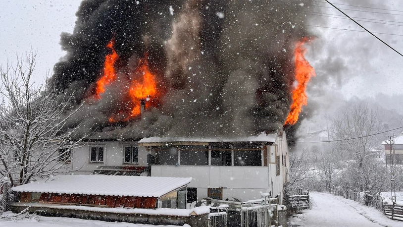 Evinde Çıkan Yangında Komşuları Kurtardı