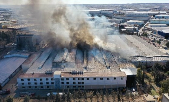 Şanlıurfa daki Tekstil Fabrikasında Korkutan Yangın