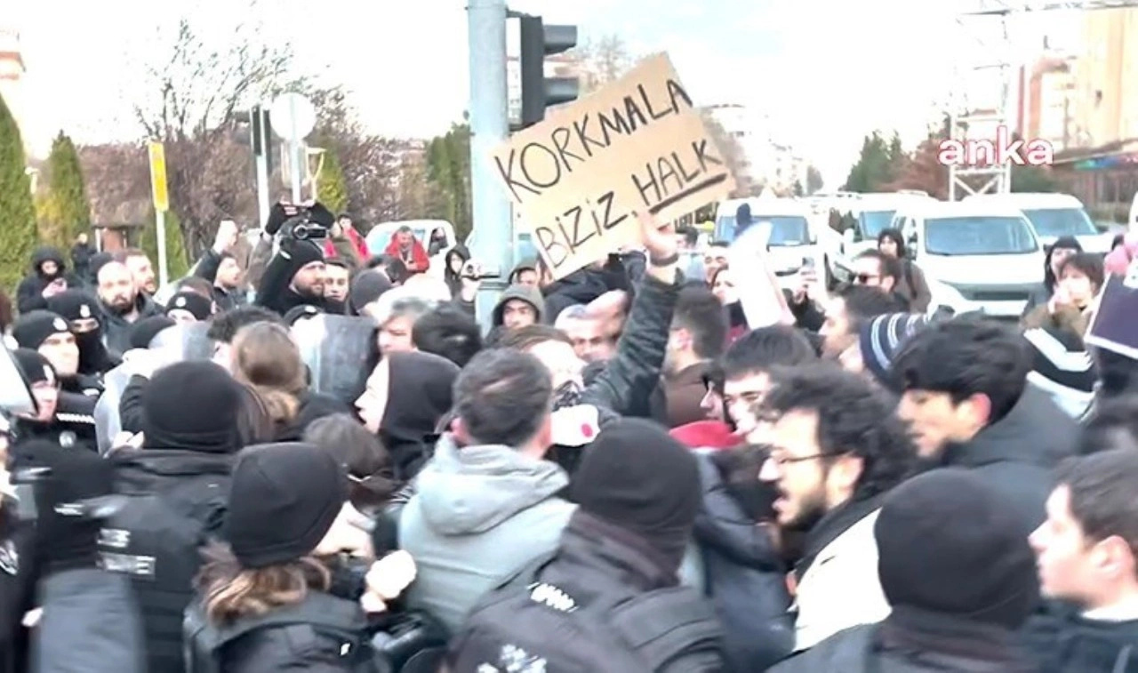 İmamoğluna Destek Büyüyor: Öğrenciler Polis Barikatına Karşı Direndi