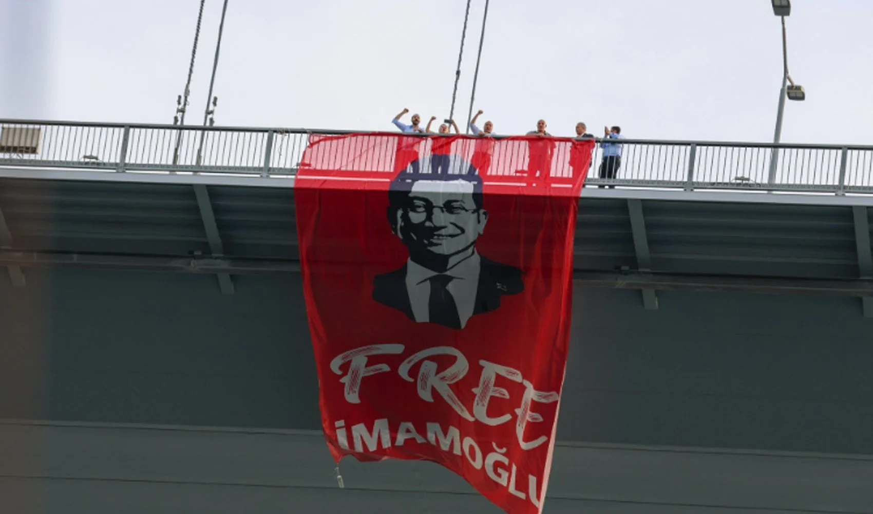 15 Temmuz Şehitler Köprüsü’ne “Free İmamoğlu”!
