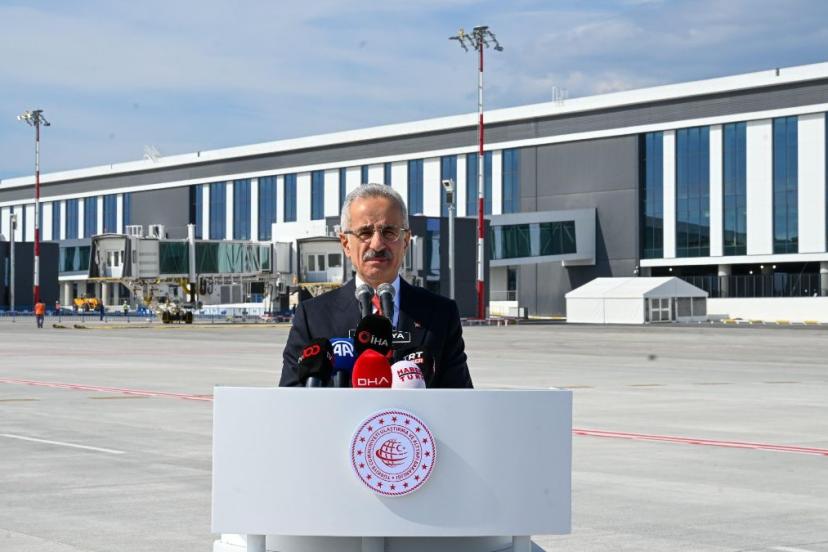 Abdulkadir Uraloğlu: İstanbul ve Antalya havalimanları yolcu ve uçak trafiği rekorlarını kırdı
