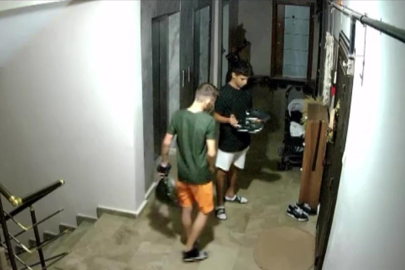 Adana’da göbek atarak ayakkabı çalan gençler