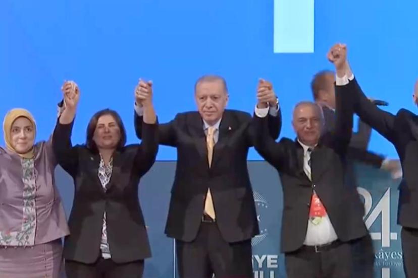 AK Parti’den 24’üncü yaşında  9 belediye başkanına rozet takıldı