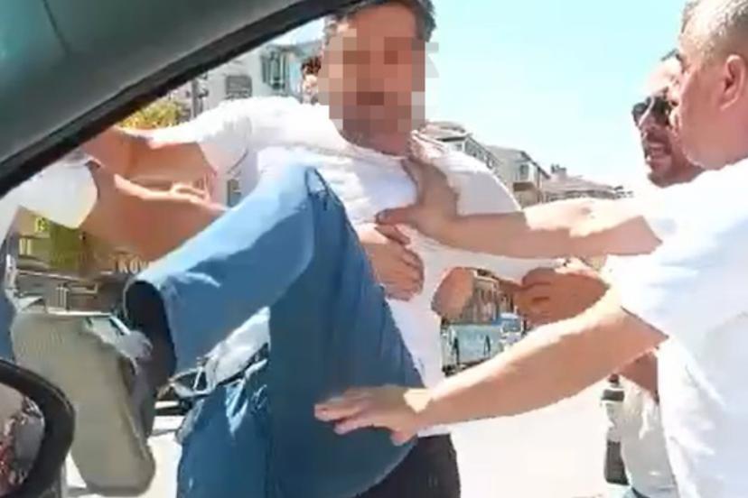 Ankara’da dolmuş şoförü tartıştığı sürücünün otomobilini tekmeledi