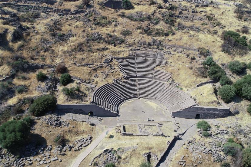 Assos Antik Kenti’nde 2.200 yıllık tiyatro yeniden hayat buluyor