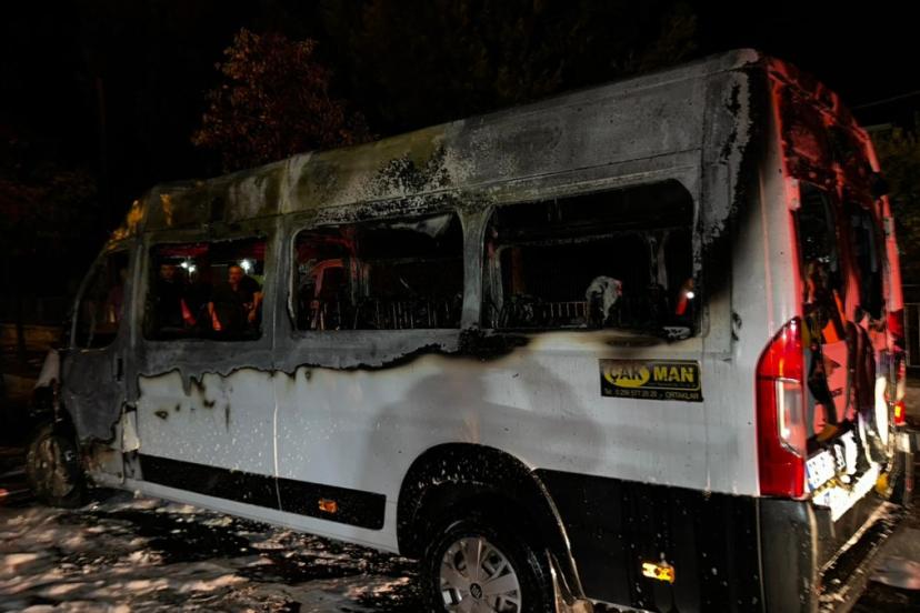 Aydın’da alevlere teslim olan okul taşıtı demir yığınına döndü