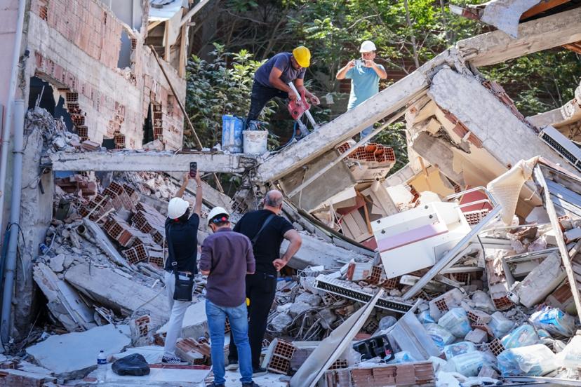 Balıkesir’de 6.1 büyüklüğünde deprem: Yıkılan 3 katlı binadan karot örneği alındı