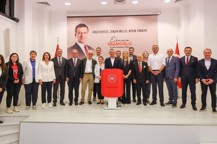 CHP’den tepki çeken eylem: Atatürk portresinin yerine İmamoğlu resmi koyuldu