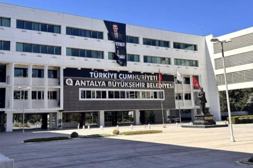 CHP’li Antalya Belediyesi’ne Rüşvet Operasyonu: 17 Gözaltı, Döviz ve Altın Trafiği Mercek Altında