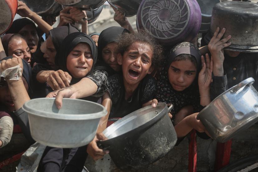 Gazze’de açlıkla mücadele eden Filistinlilere yemek dağıtıldı