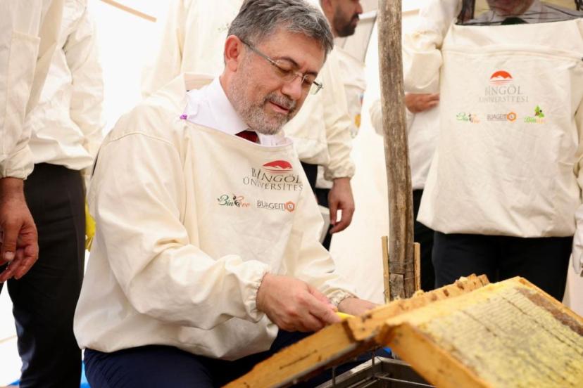 İbrahim Yumaklı, AB tescilli Bingöl balının ilk sağımını yaptı