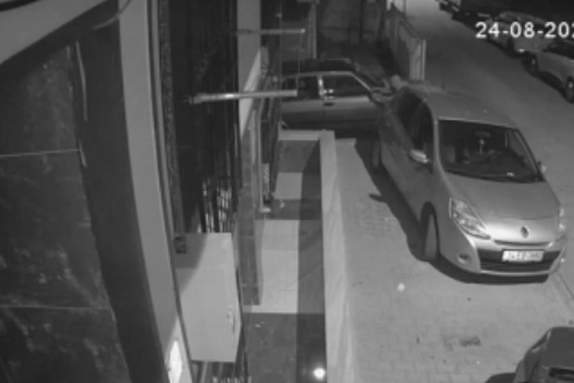 İstanbul’da park halindeki araçlara zarar verdi