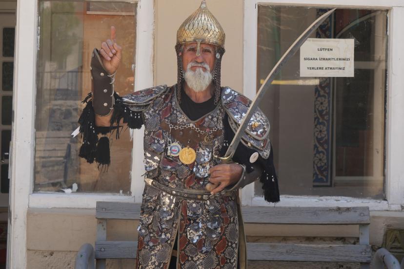 Muş’ta, kıyafetiyle Malazgirt Kalesi’ni sembolik olarak fethetti