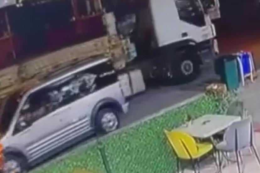 Nevşehir’de freni çekilmeyen tır geri kayarak araçlara zarar verdi