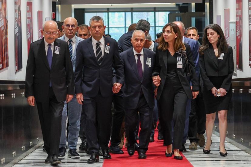 Özgür Özel ile Kılıçdaroğlu, Altan Öymen’in cenazesinde mesafeli durdu