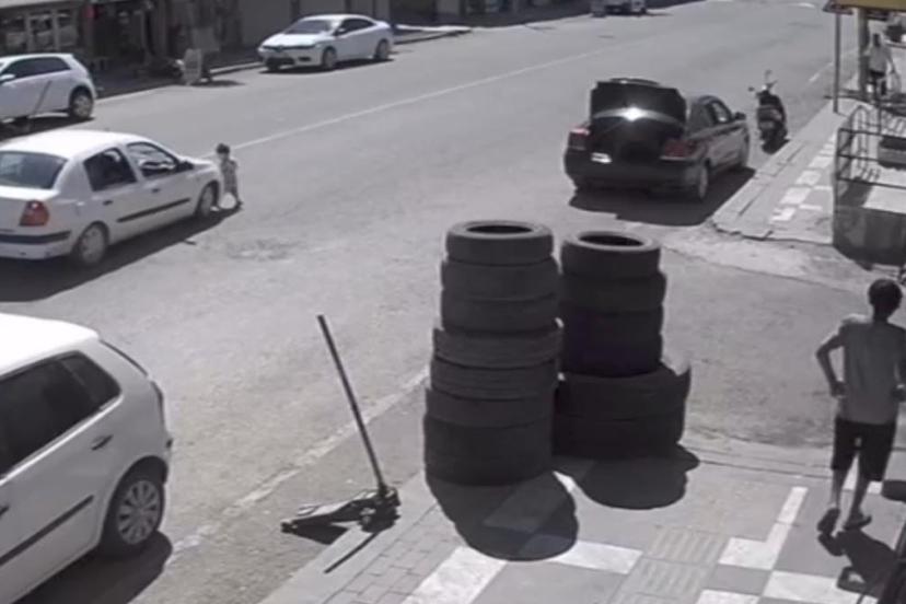 Şanlıurfa’da anne ve babasından kaçan çocuğa otomobil çarptı: 10 metre savruldu