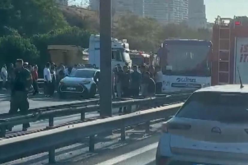 TEM otoyolunda kamyon ve otobüs çarpıştı: 1 ölü, 9 yaralı
