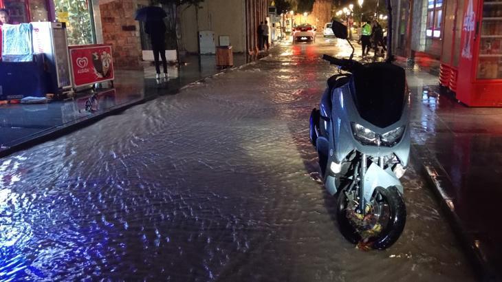 Çeşme’de Şiddetli Sağanak Sele Yol Açtı