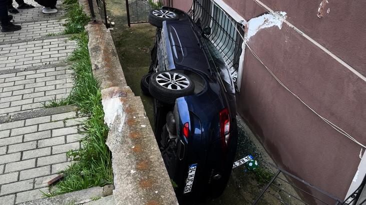 AVCILAR’DA KORKU DOLU ANLAR: OTOMOBİL DEMİRLERİ AŞIP BAHÇEYE DÜŞTÜ – 2 ÇOCUK YARALI