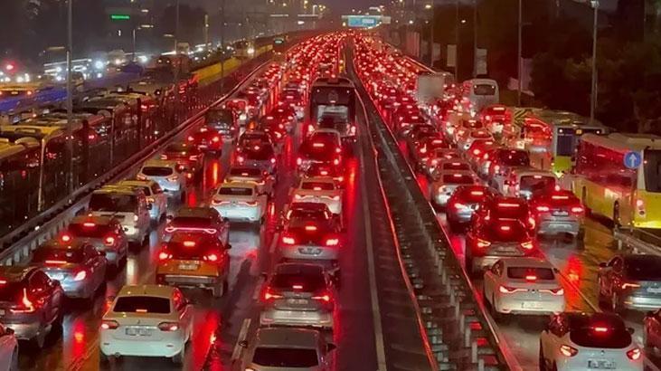 İstanbul’da Akşam Saatlerinde Trafik Kilitlendi: Araçlar Güçlükle İlerliyor