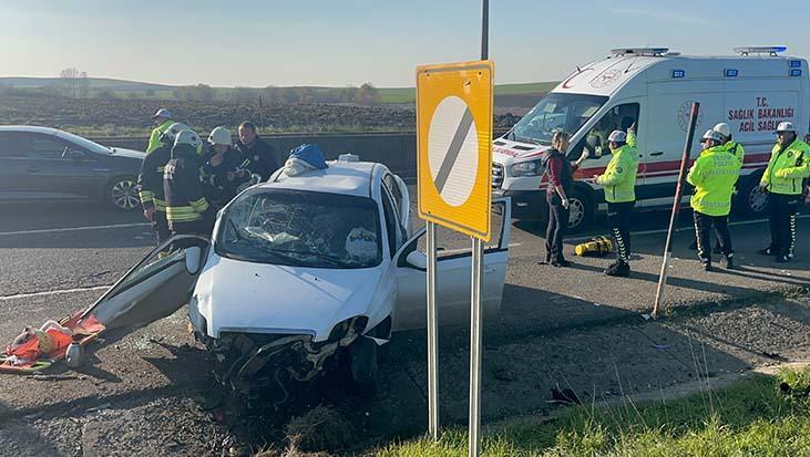 İstanbul Yolu’nda Korkutan Kaza: Beton Bloğa Çarpan Araç Hurdaya Döndü