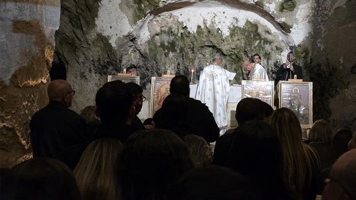 Deprem Sonrası Noel Ayini Saint Pierre Kilisesi’nde Yapıldı