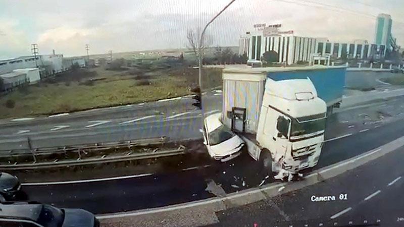 Çorlu’da Kırmızı Işık İhlali Kaza Getirdi: Otomobil Sürücüsü Ağır Yaralı