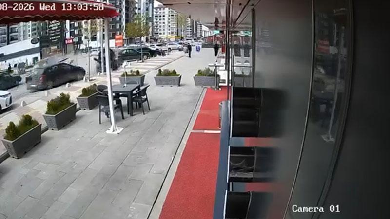 Malatya’da Kontrolden Çıkan Araç 3 Otomobile Çarptı