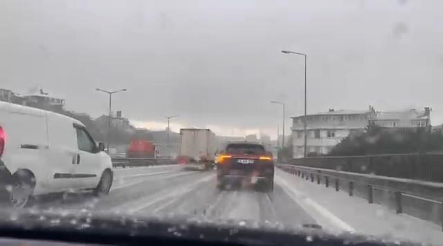 İstanbul’da Aniden Bastıran Dolu Hayatı Felç Etti