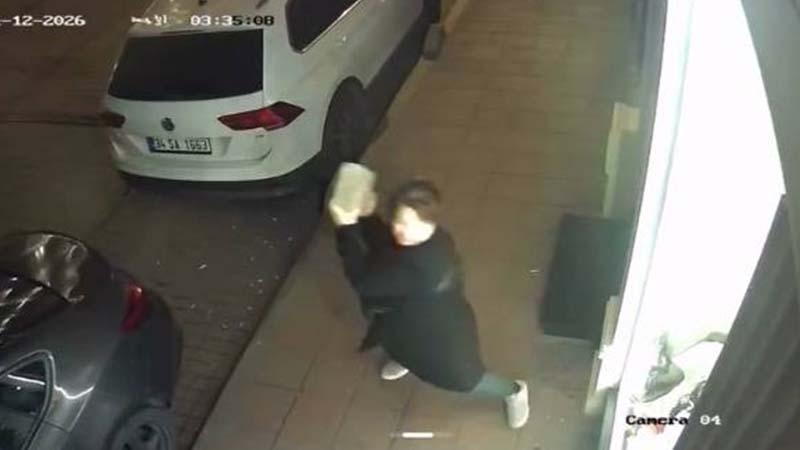 Gece yarısı dehşet! Kadın kaldırım taşlarıyla iş yerini hedef aldı