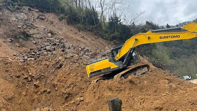 RİZE’DE HEYELAN PANİĞİ: İŞ MAKİNESİ OPERATÖRÜ SON ANDA KURTULDU