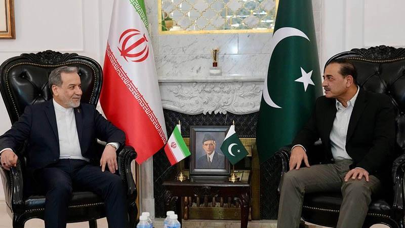 İran Dışişleri Bakanı Arakçi, Pakistan’da Genelkurmay Başkanı Munir ile Görüştü