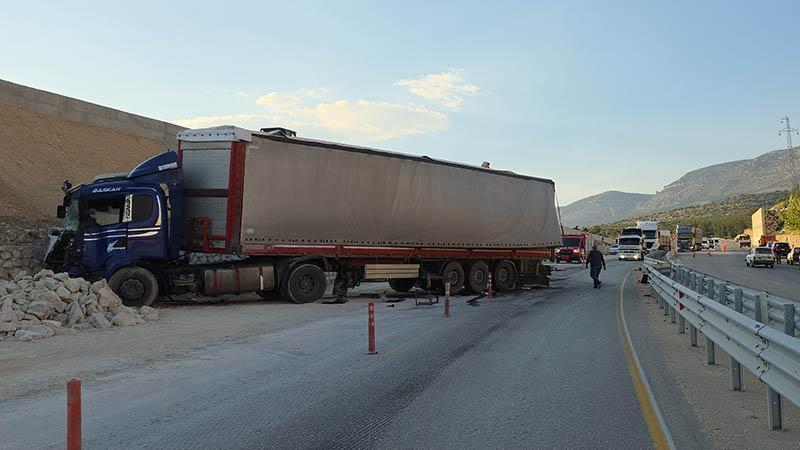 D-715’TE FRENİ BOŞALAN TIR FELAKETE YOL AÇTI: 1 ÖLÜ, 3 YARALI
