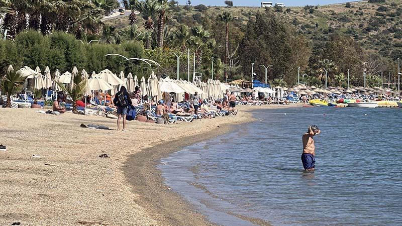 BODRUM’DA YAZ HAVASI: SAHİLLERDE YOĞUNLUK, TURİST AKINI