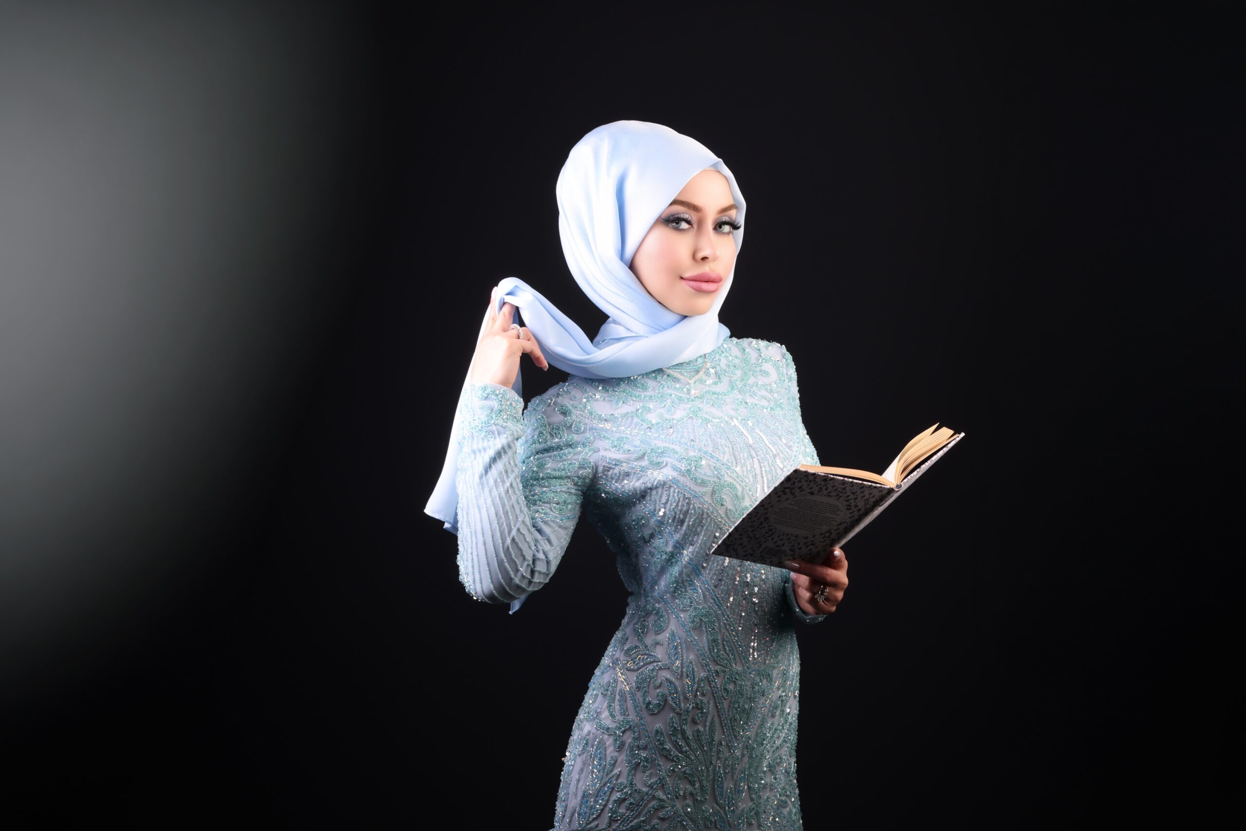 MİRA ÇENGE EDEBİYAT DÜNYASINDA İLHAM VEREN KADIN YAZAR SEÇİLDİ
