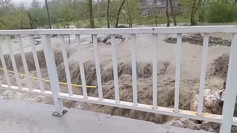 SAKARYA’DA SAĞANAK ALARMI: DERELER TAŞTI, ANA YOL ÇÖKTÜ!