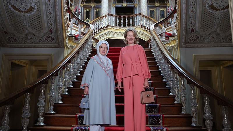 Dolmabahçe’de Kültür Buluşması: “Asırlık Zarafet” Sergisi Ziyaret Edildi