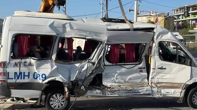 Şekerpınar’da TIR ile servis minibüsü çarpıştı: 8 yaralı