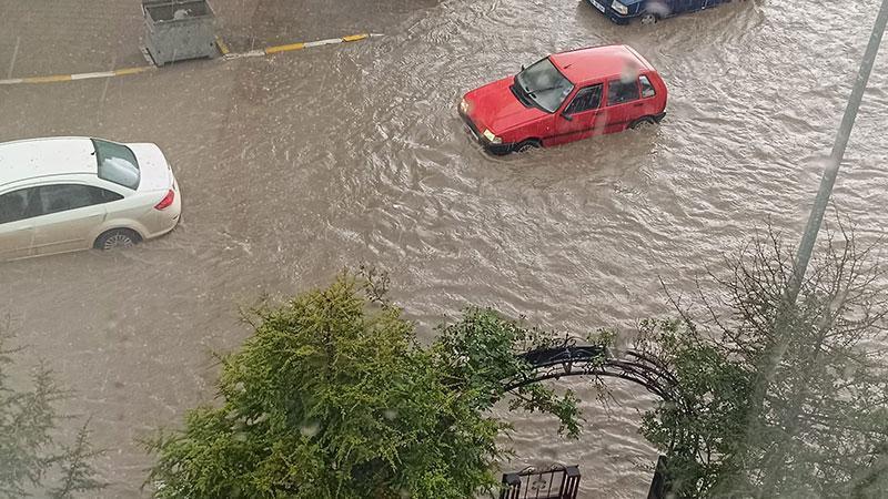 Çankırı’da Sağanak Baskını: Ev ve İş Yerlerini Su Bastı, Belediye Teyakkuzda!