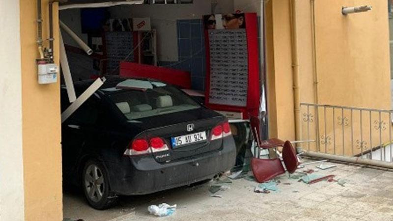Amasya’da Korkutan Kaza! Otomobil Vitrini Parçalayıp İçeri Girdi