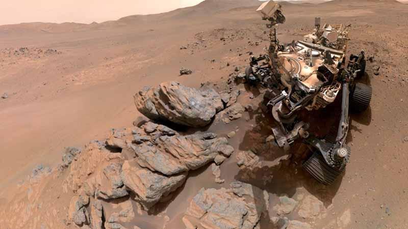 MARS GEZGİNİNDEN KRATER SINIRINDA TARİHİ POZ